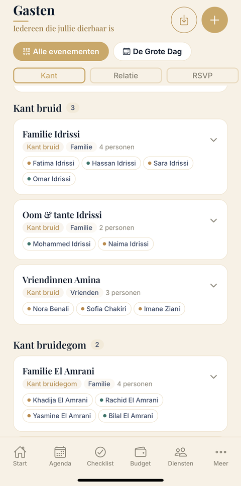 Gastenlijst gegroepeerd per familie met RSVP-status in de Qamar-app